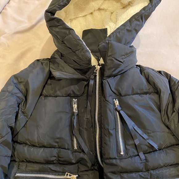 Youth girl BLACK PUFFER COAT W/ ZIPPERS NEVER USED - Picture 2 of 4